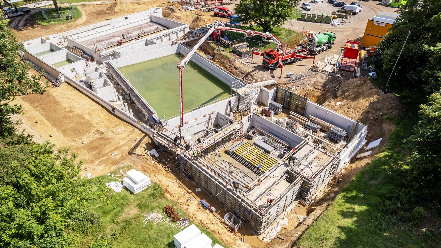 Voortgang bouw nieuw zwembad tijdens de maand mei