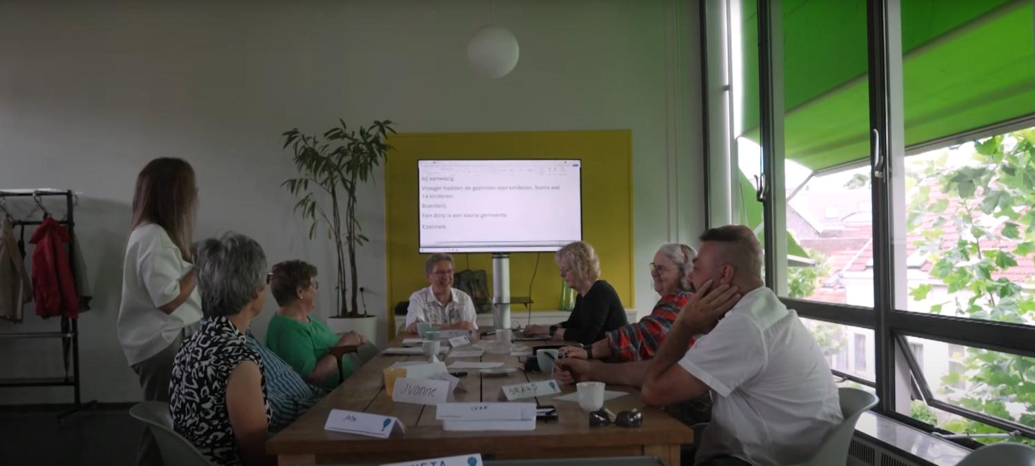 groep mensen in de bieb tijdens een taalcursus
