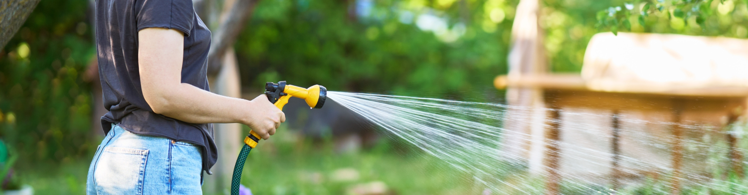 Iemand is de tuin aan het sproeien 
