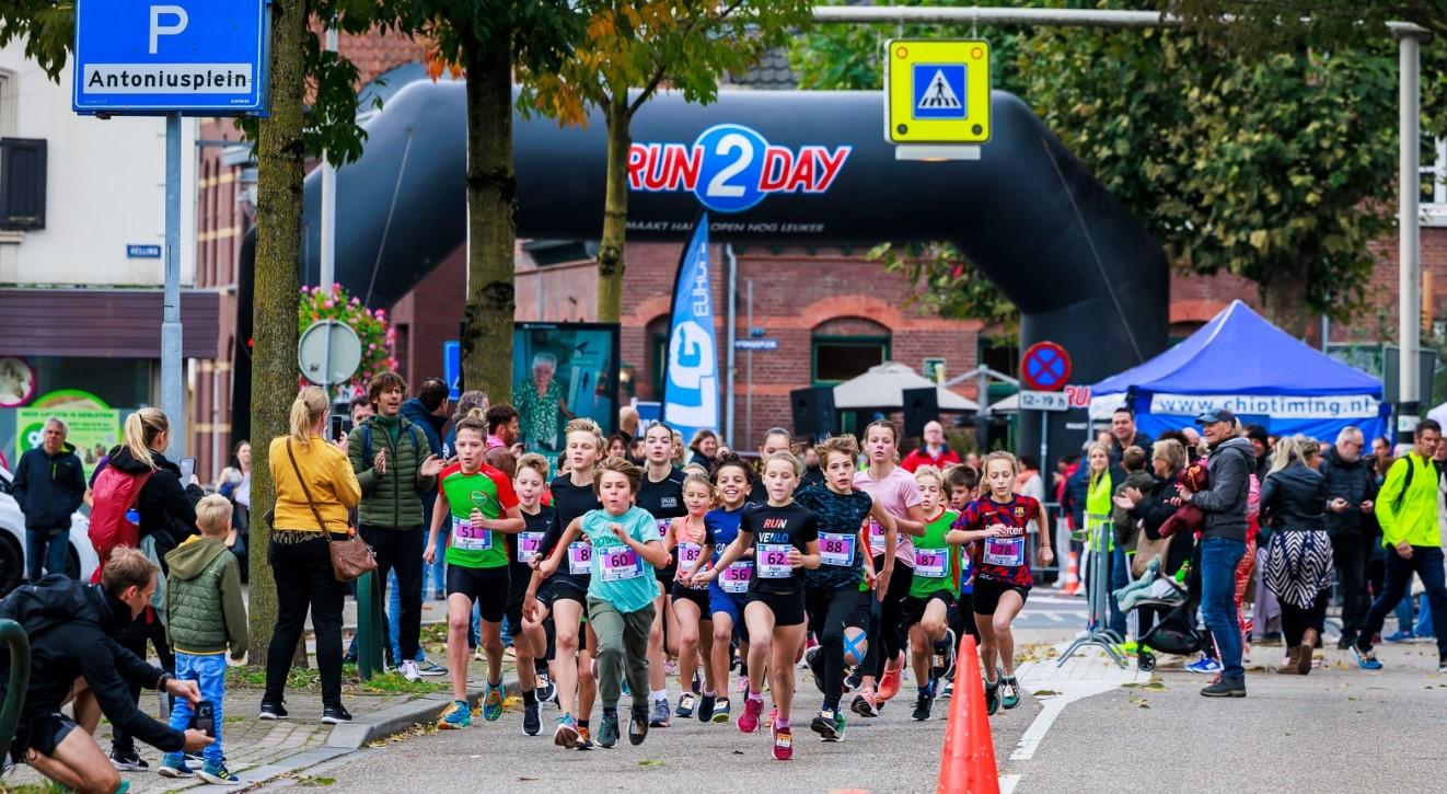 Rennende kinderen tijdens de Bridge2Bridge run