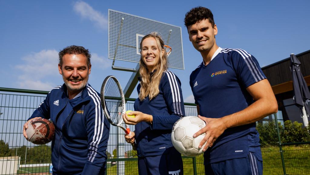 Sportdocenten met een bal, rugbybal en tennisracket in de hand
