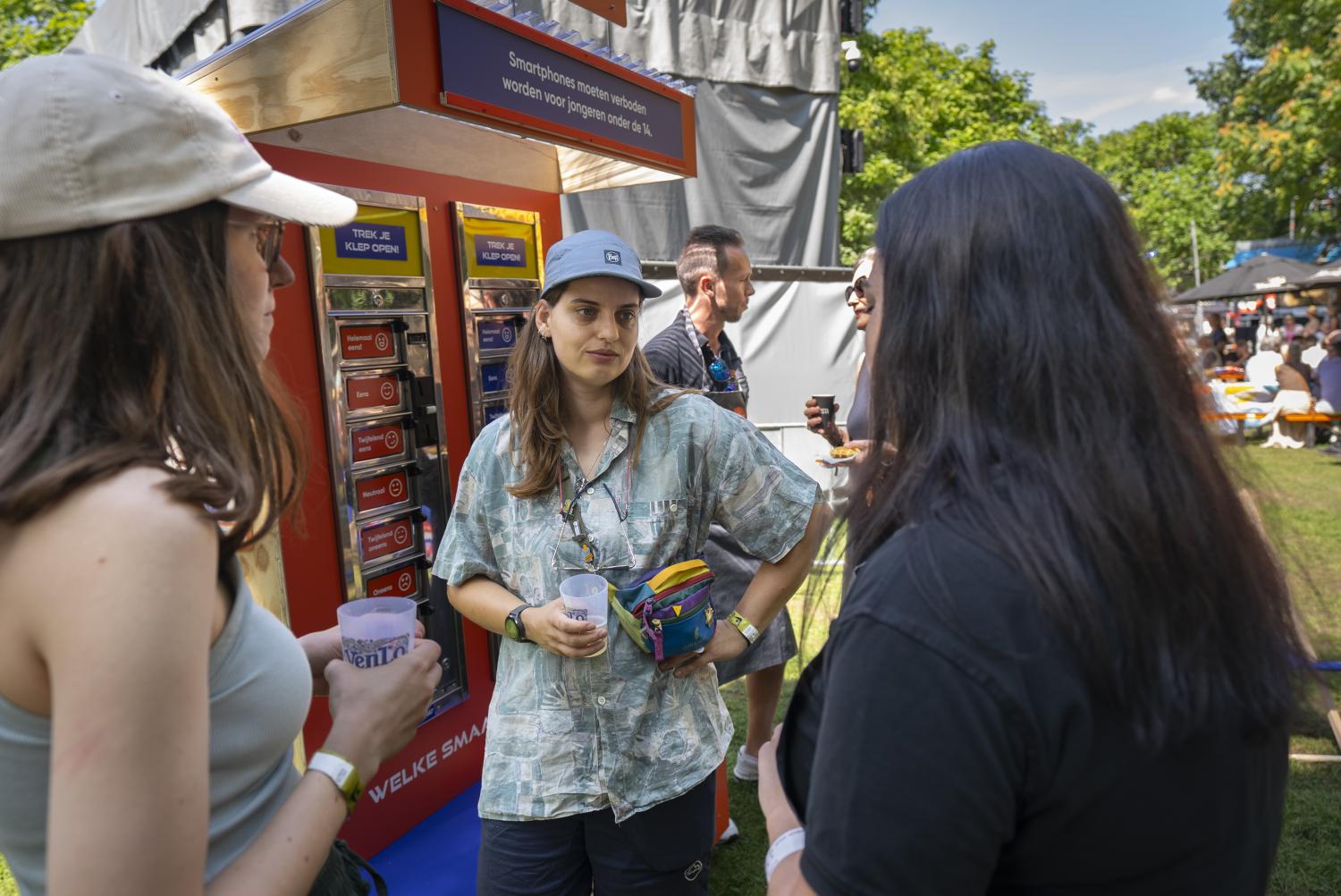 Jongeren die met elkaar in gesprek zijn bij het SmaakStation op het Zomerparkfeest in Venlo.