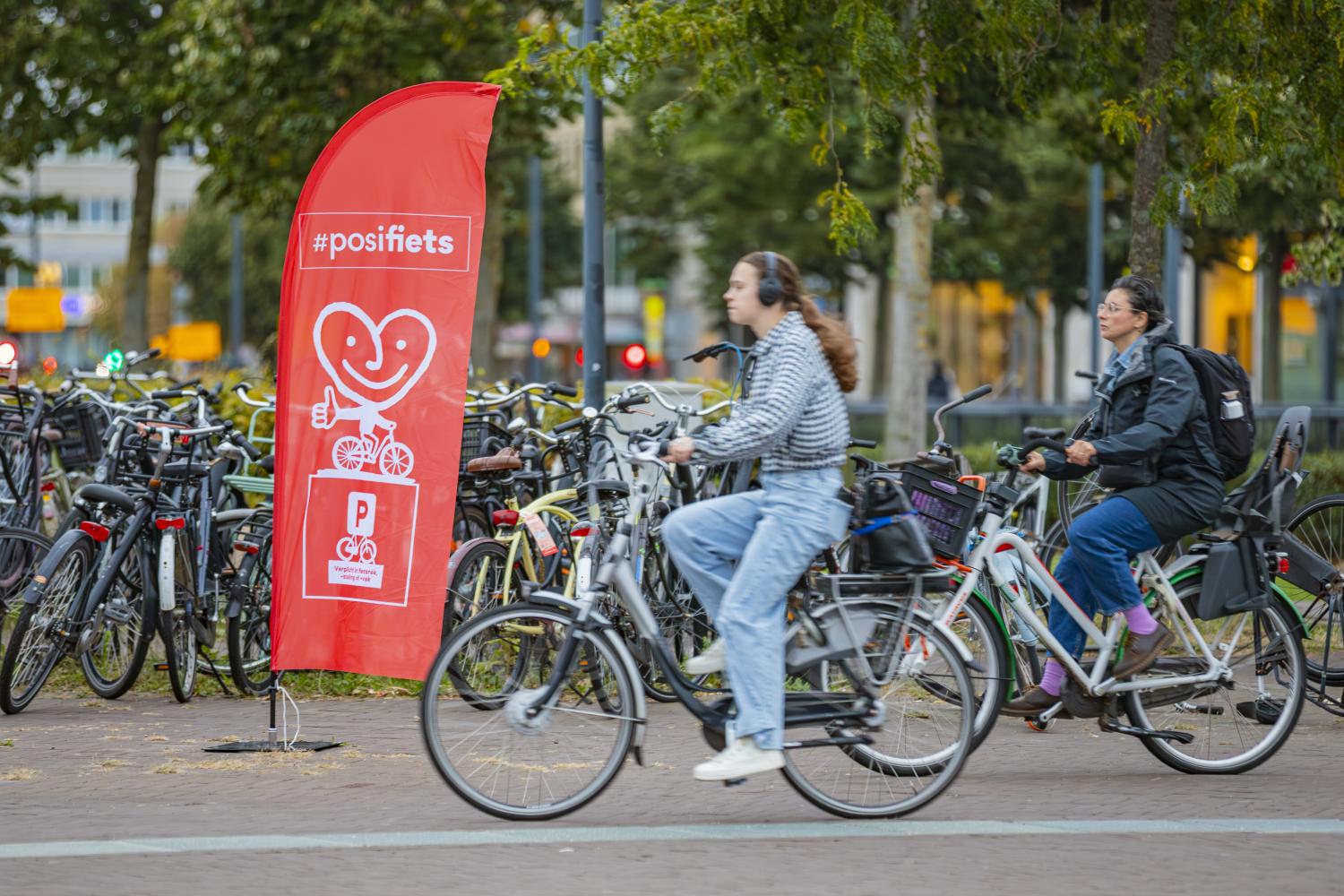 Twee fietsers tijdens de #posifiets actie deze week op station Venlo