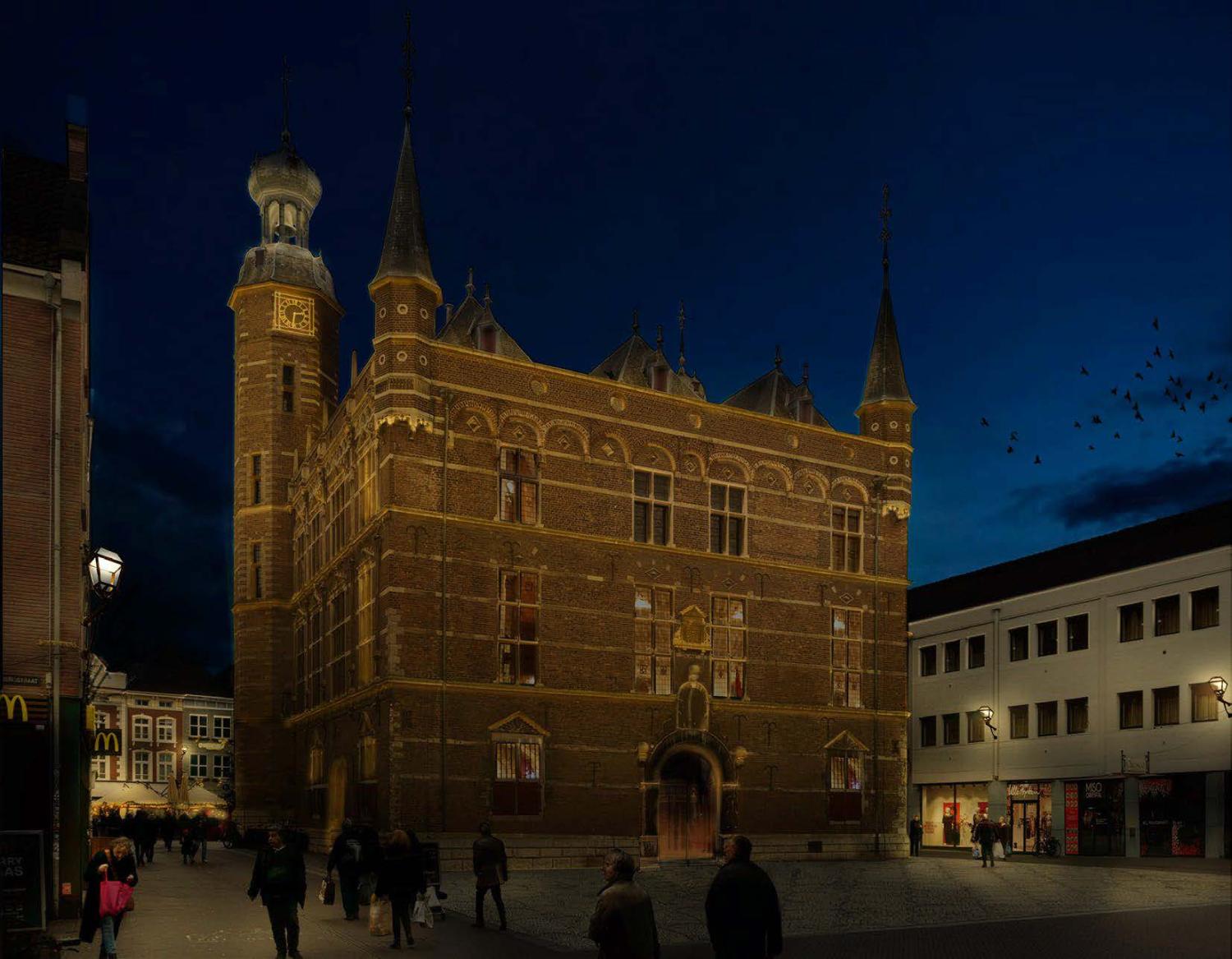 stadhuis Venlo in de avond met verlichting