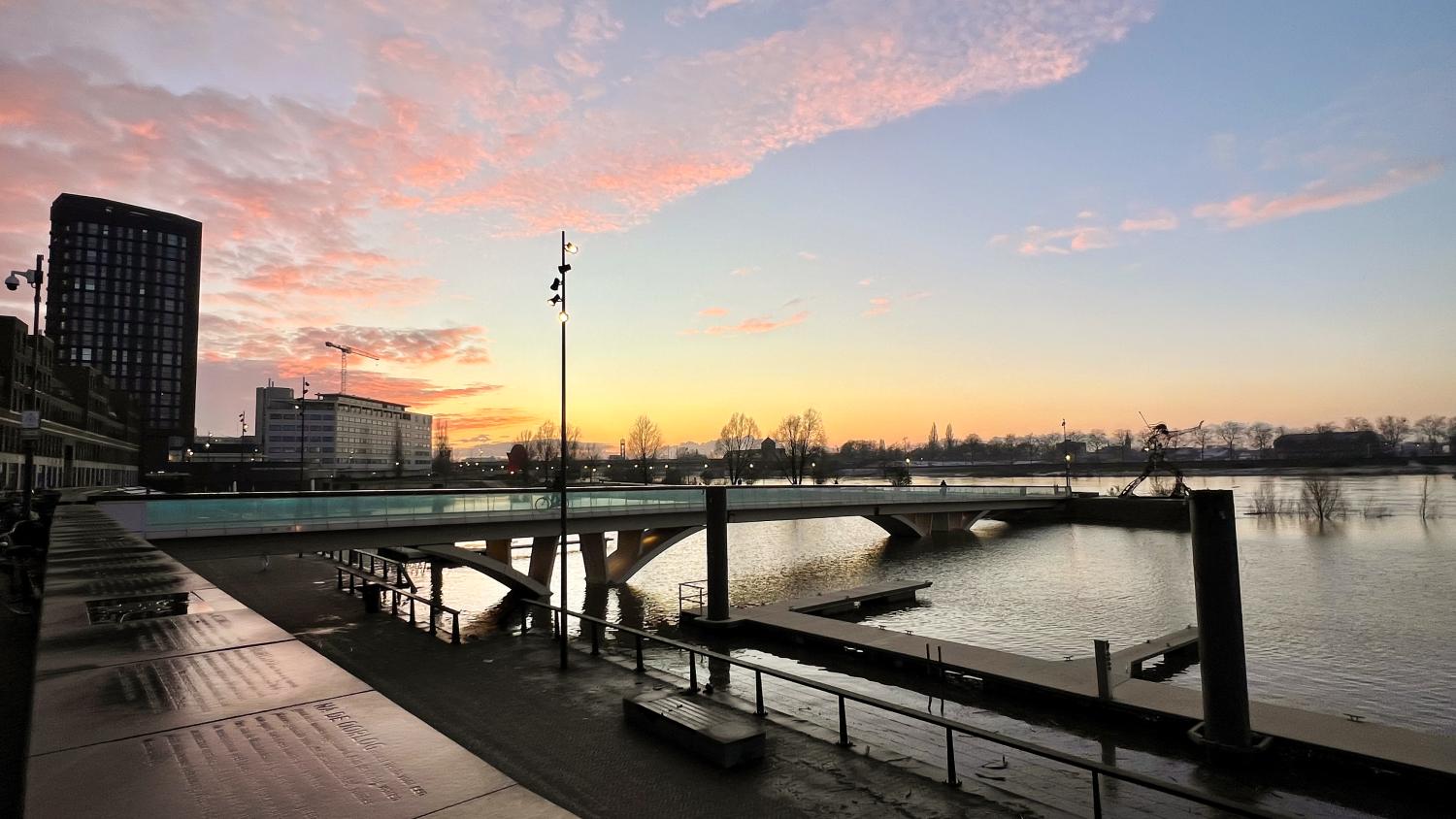 De brug Weerdsprong bij de maas in Venlo