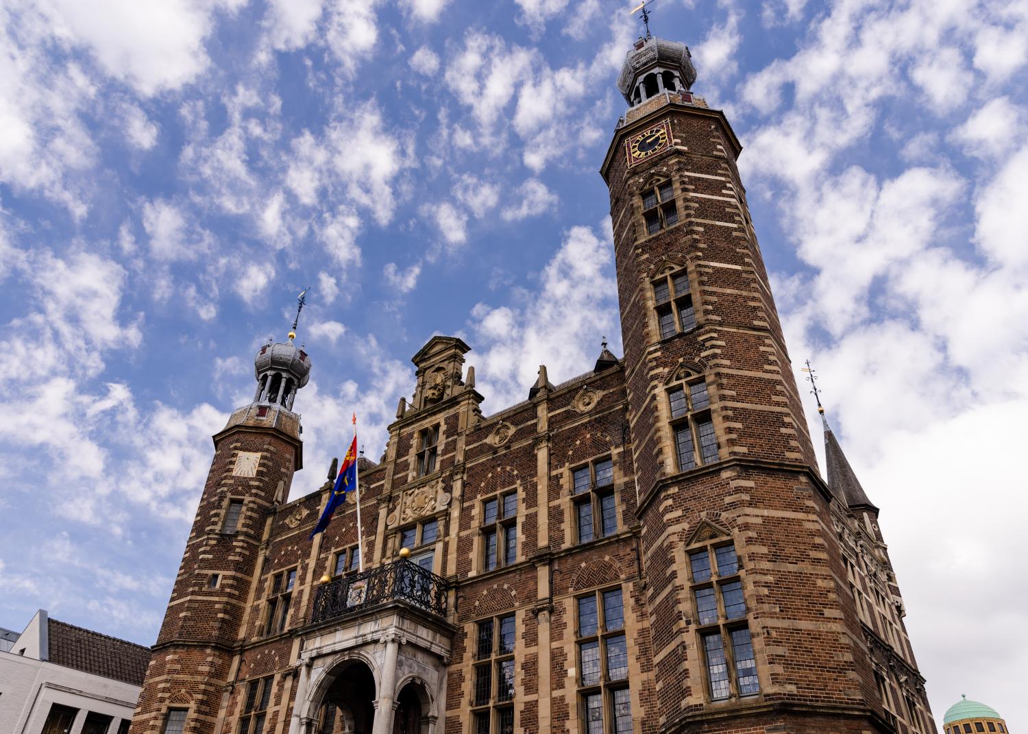 Zij aanzicht van het Stadshuis in Venlo