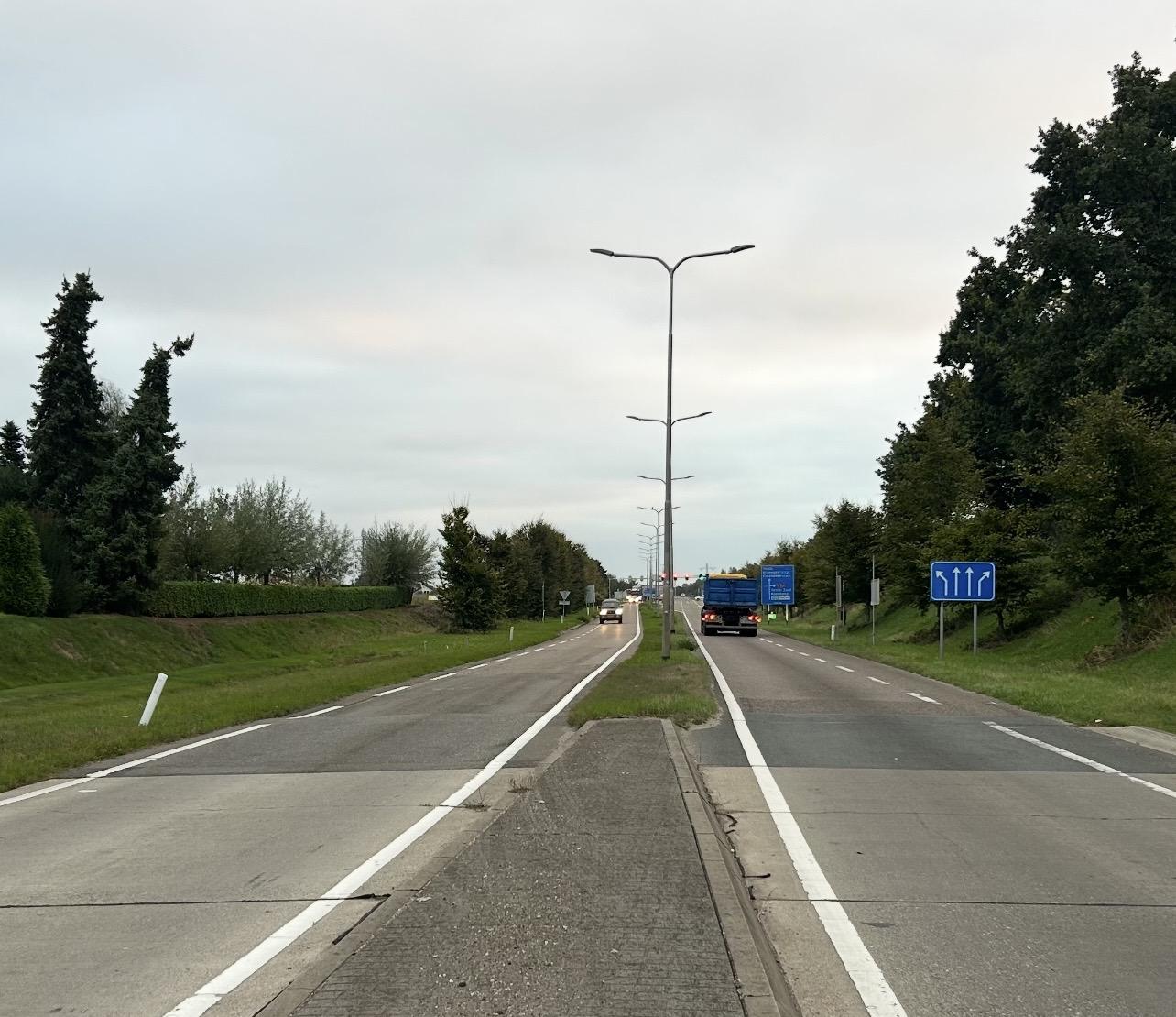 De weg N273 en twee auto's die erover rijden 