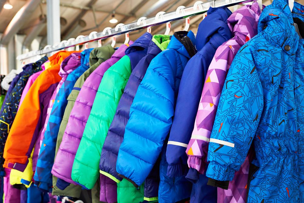 Kinderjassen die aan een rek hangen 