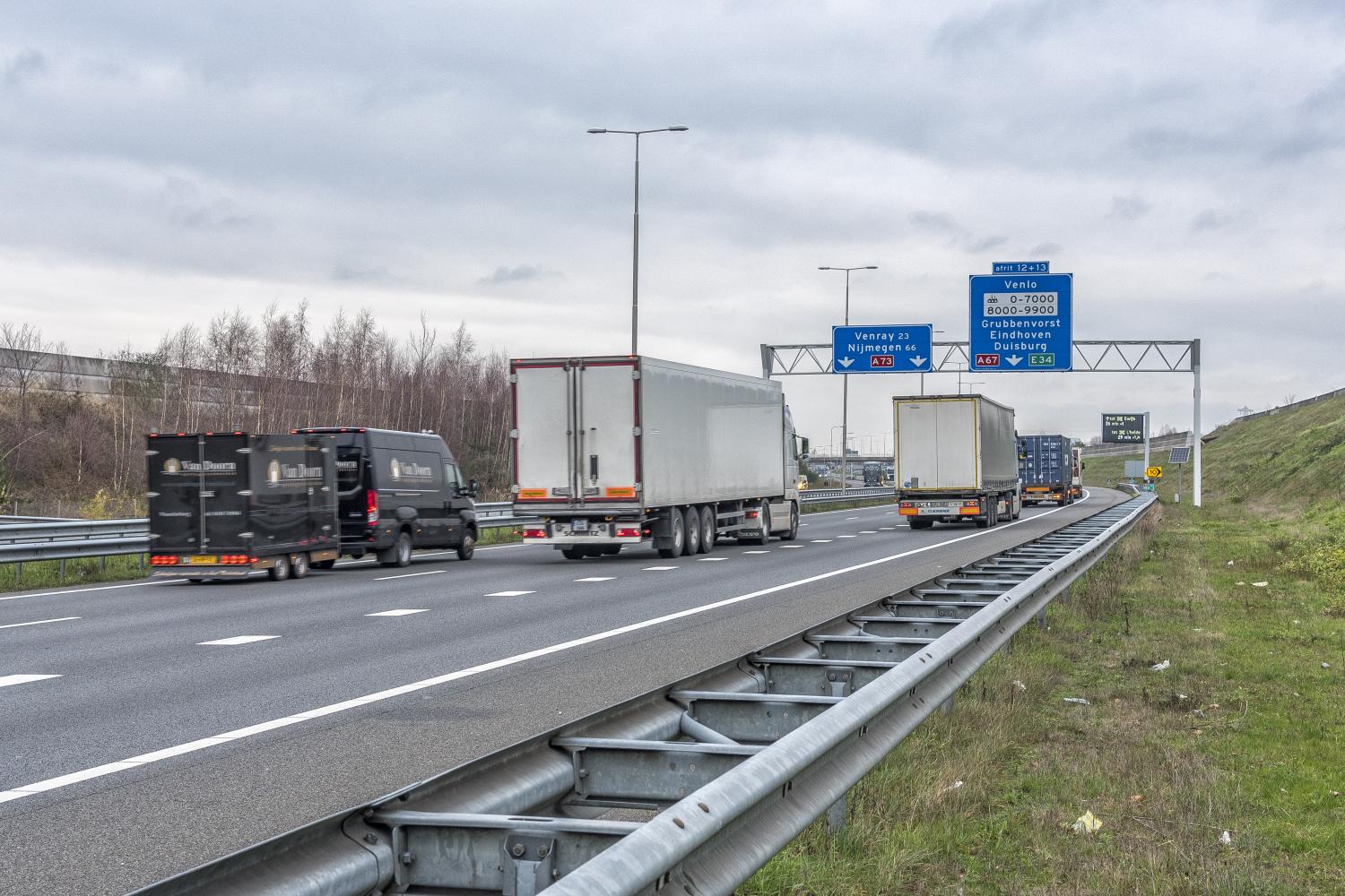 foto van knooppunt Zaarderheiken en auto's die hieroverheen rijden