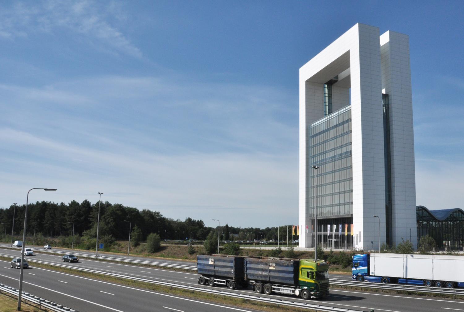 De snelweg met daarachter greenport Venlo 