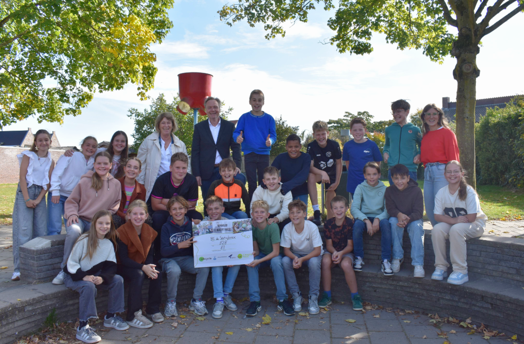 Kinderen van basisschool De Springbeek, winnaars e-waste race