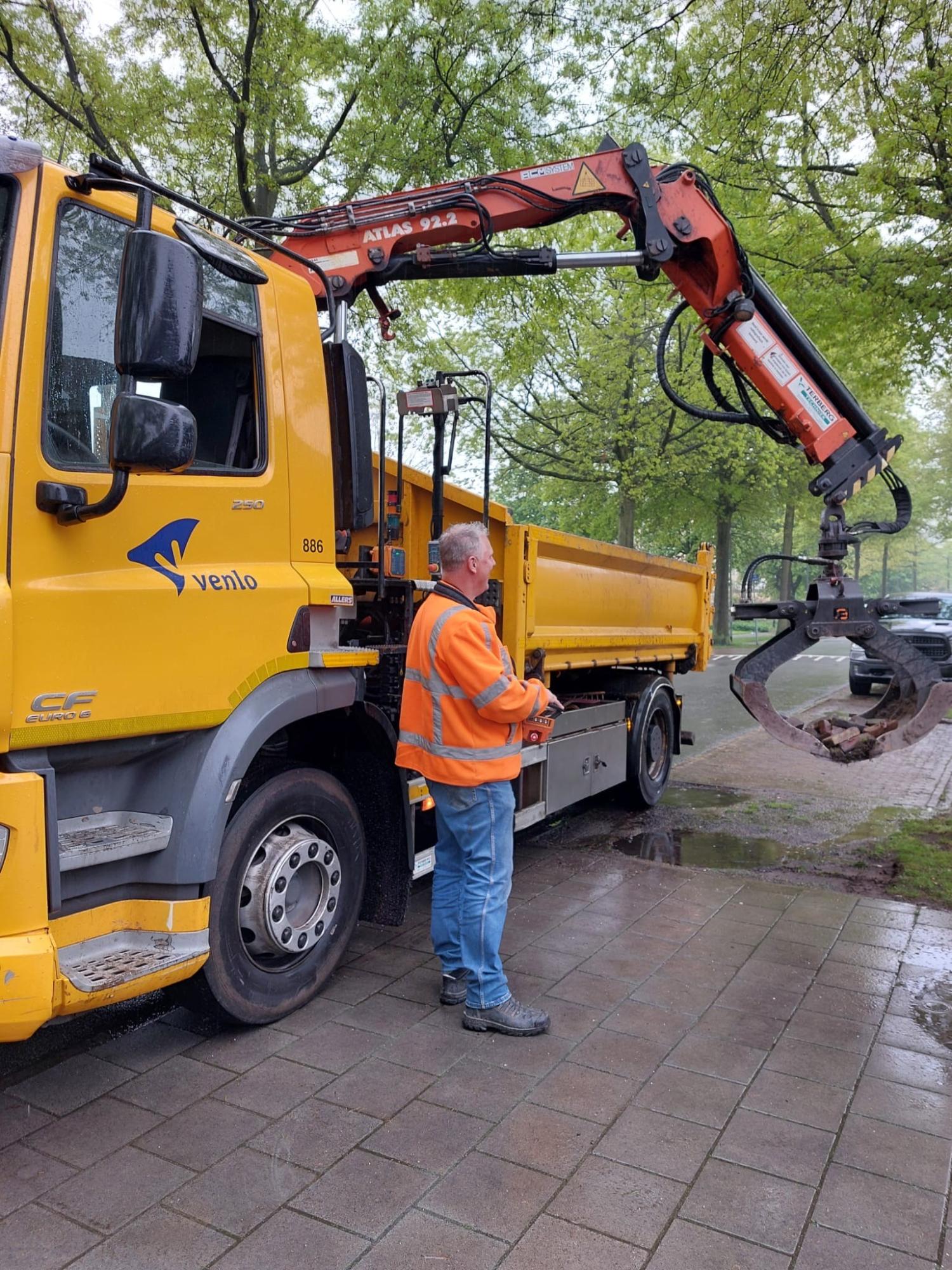 De Tegeltaxi die door Venlo Rijdt en tegels ophaalt bij inwoners 