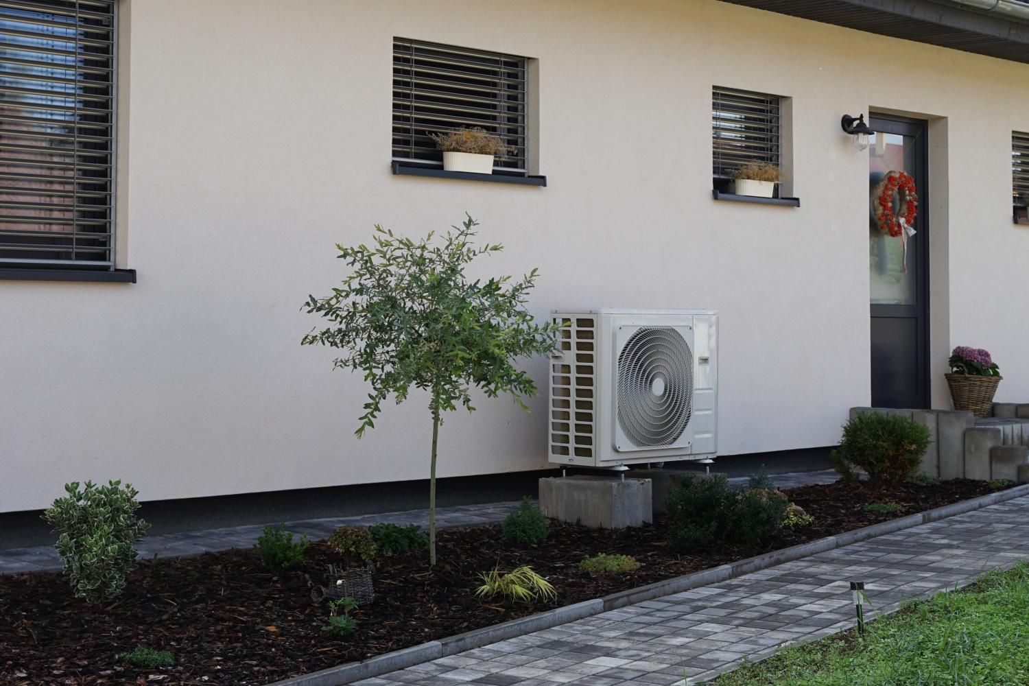 Warmtepomp buiten bij een woning
