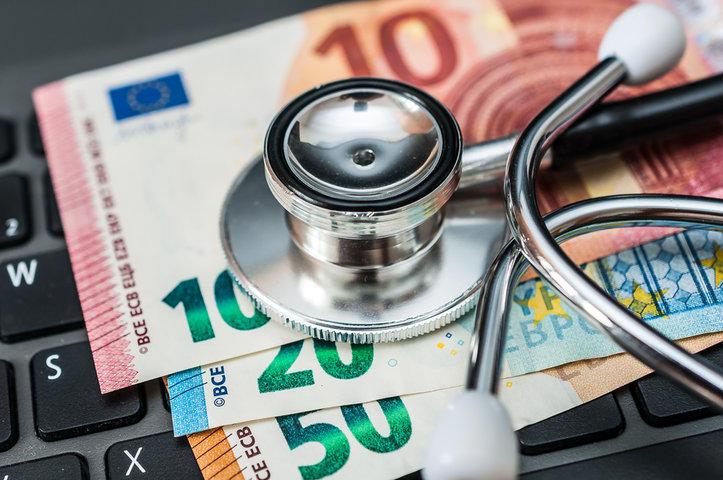 Geld en een stethoscoop
