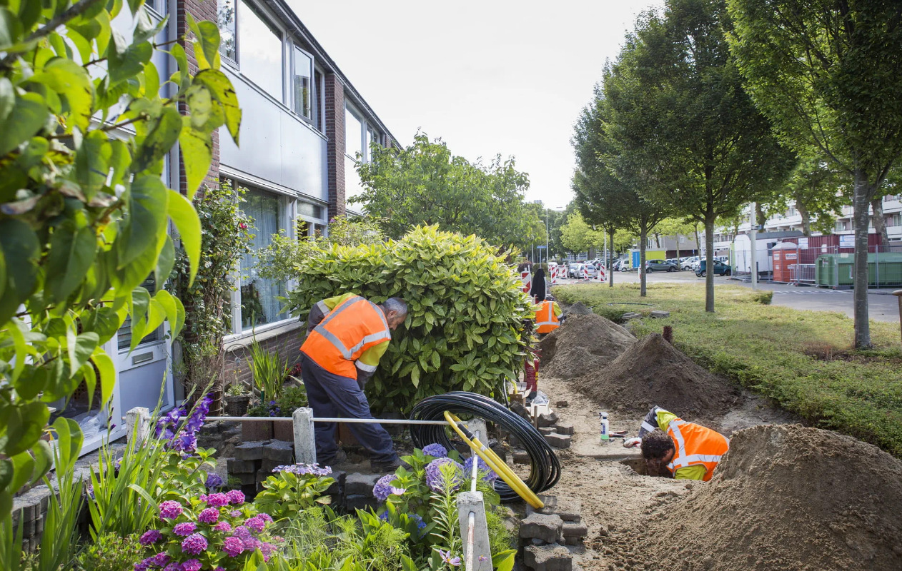 Medewerkers bezig met kabels in de grond plaatsen