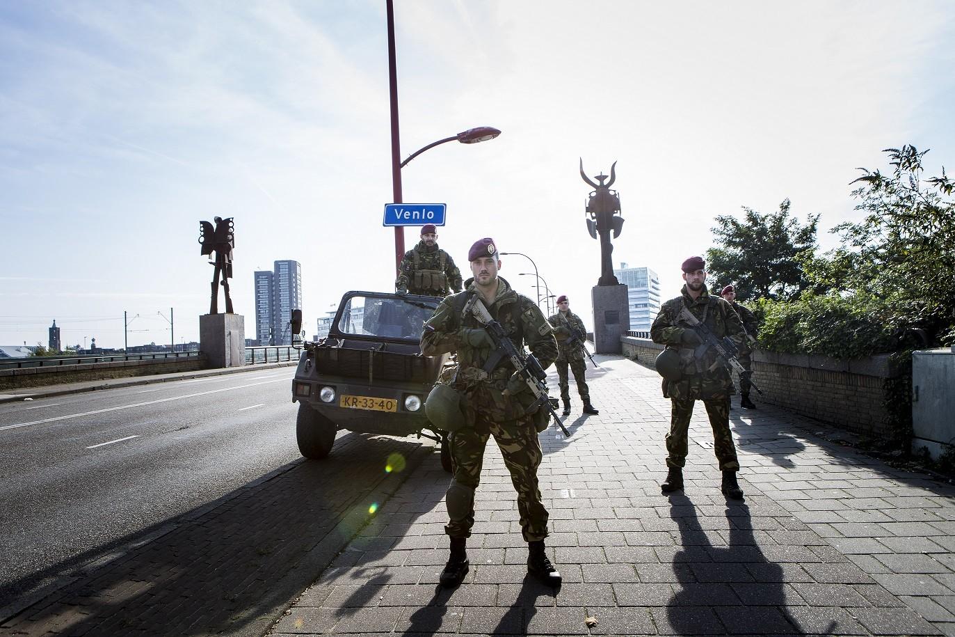 Militairen en militair voertuig op de brug in Venlo
