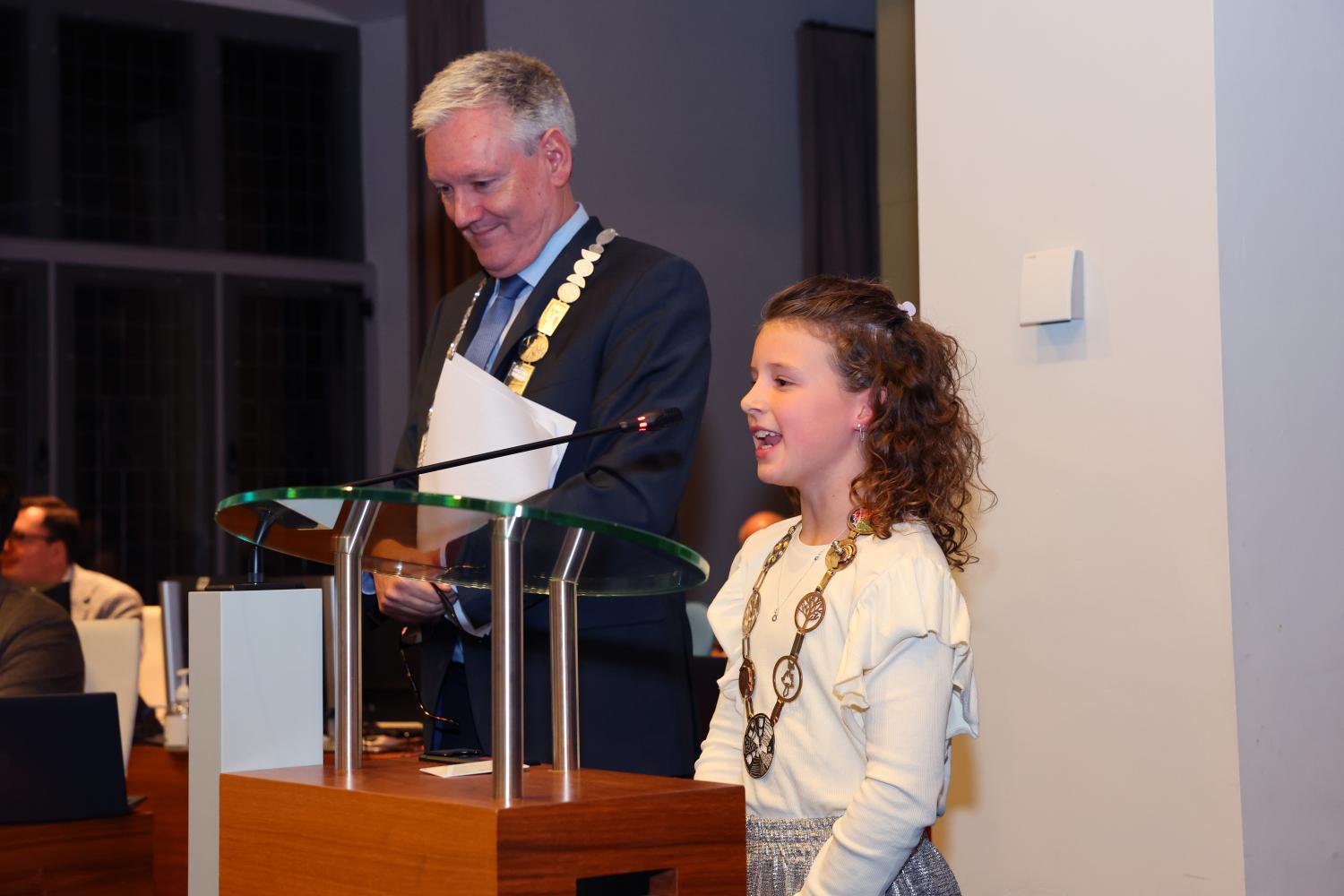 Eliza spreekt naast burgemeester Antoin Scholten