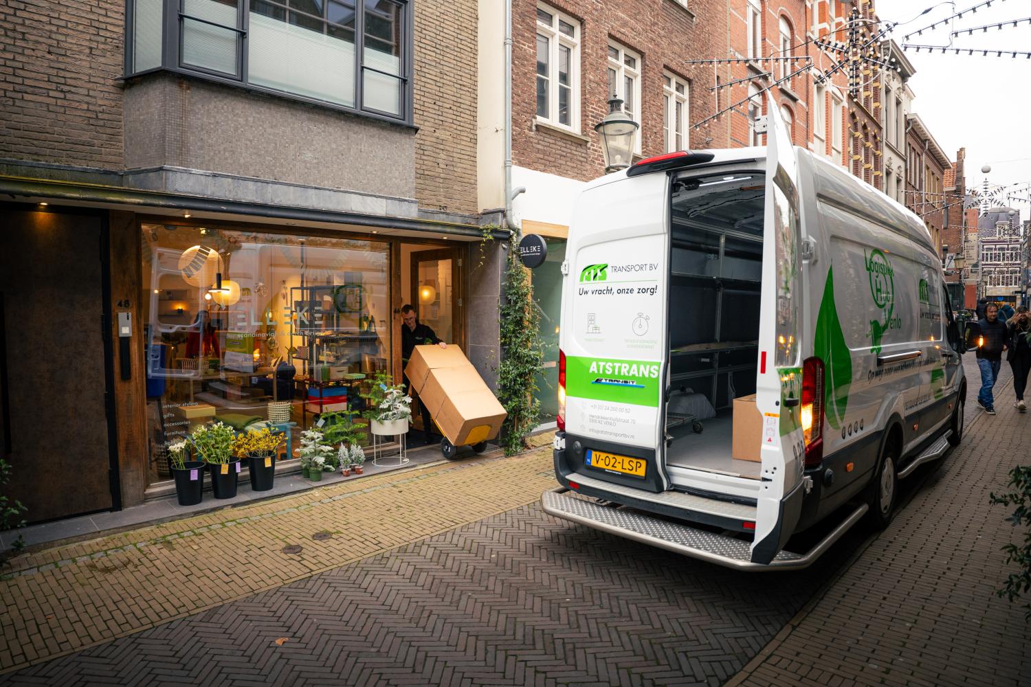elektrisch voertuig wat een pakket levert in de binnenstad Venlo