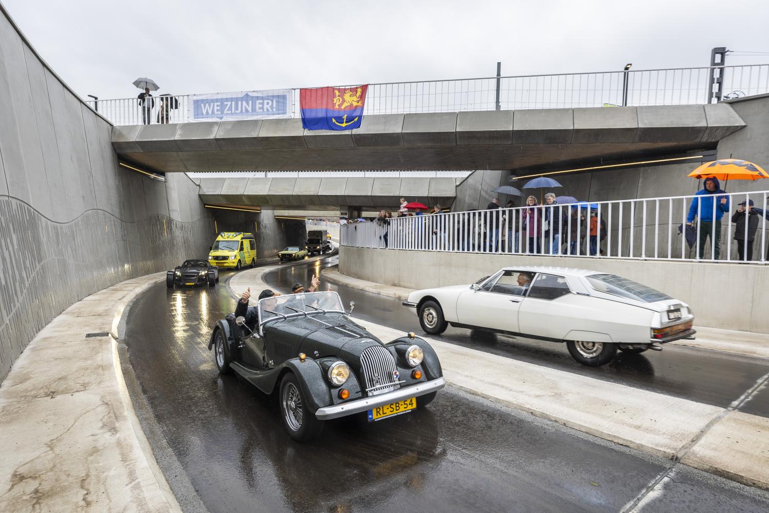 nieuwe onderdoorgang vierpaardjes met oldtimers die eronder door rijden