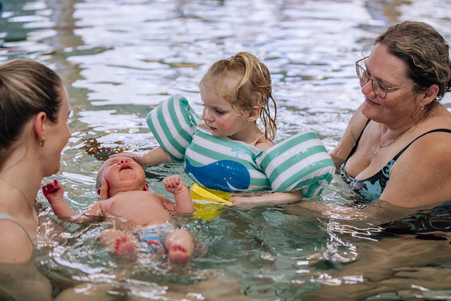 Baby en peuter in het zwembad 
