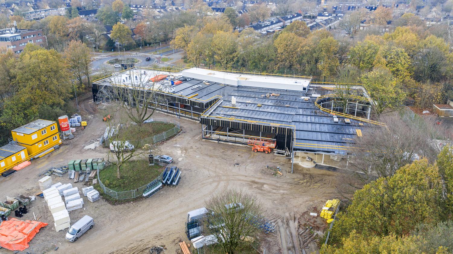 Droneshot van bouw zwembad voortgang november