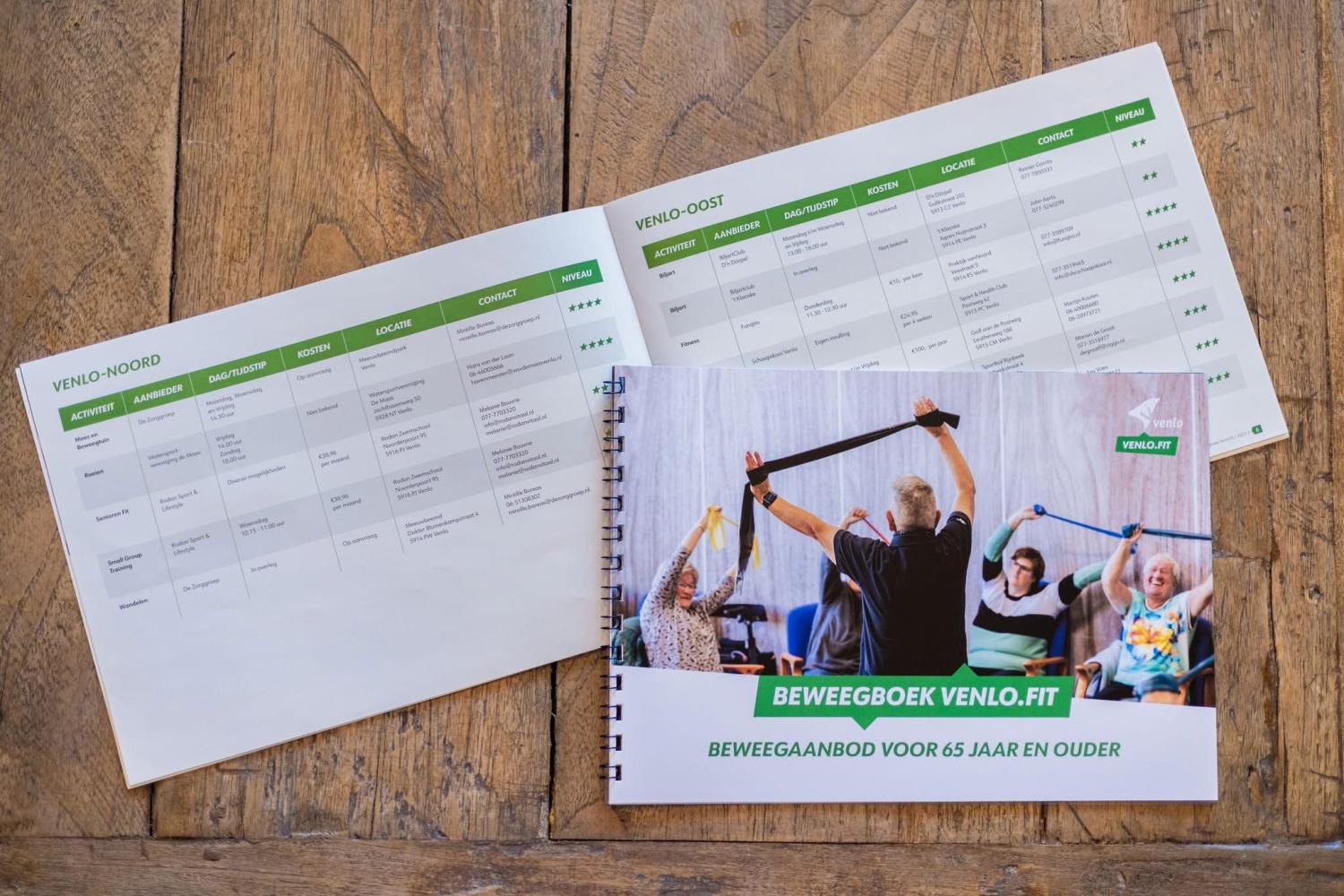 Beweegboek ligt open op tafel met een dichte variant erop