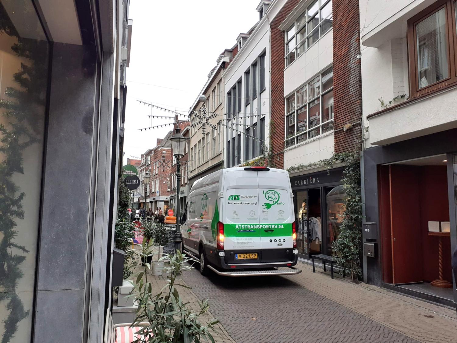 Elektrische bestelbus in binnenstad van Venlo