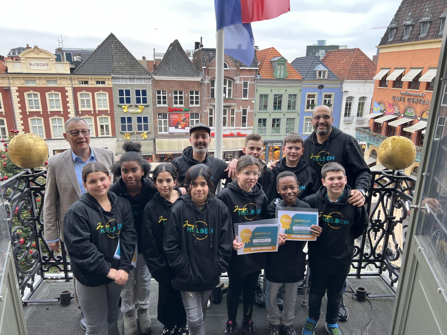 Jonge helden samen met wethouder Frans Schatorjé op de trappen van het stadhuis
