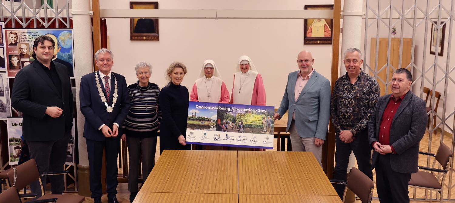 Betrokkenen ondertekening convenant Steyl op een rij