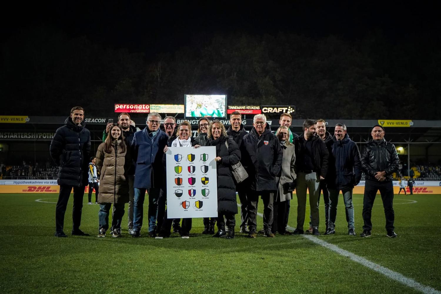 Groep mensen op het voetbalveld bij VVV Venlo