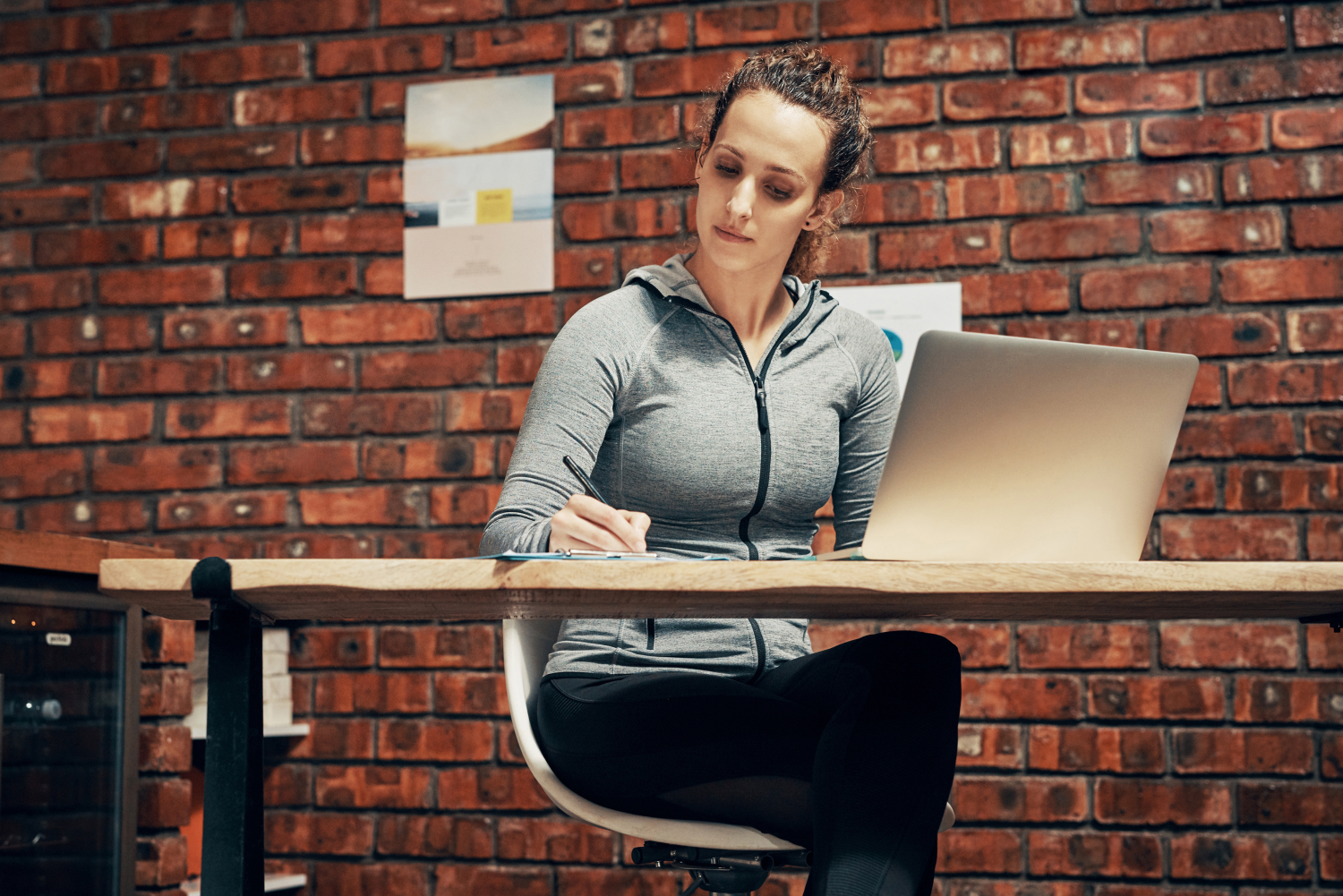 sportinstructrice die kijkt op laptop