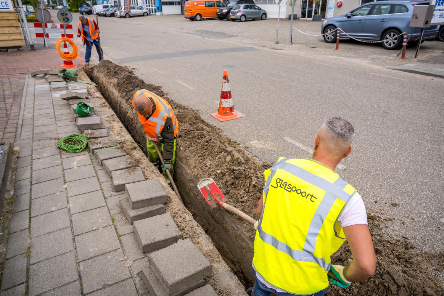 mannen die graven bij een stoep