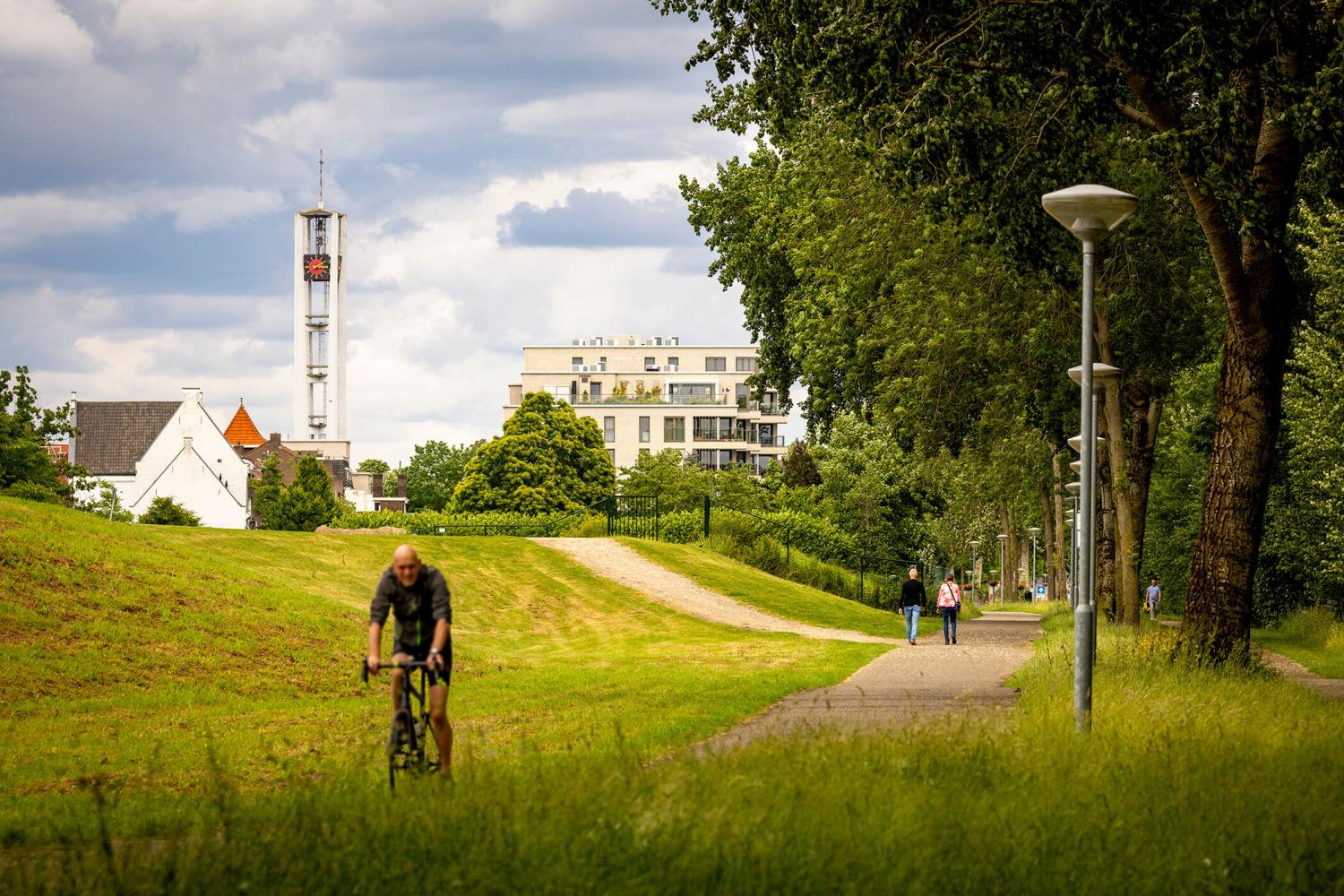 Wandelaars en een fietser op een fietspad in Blerick