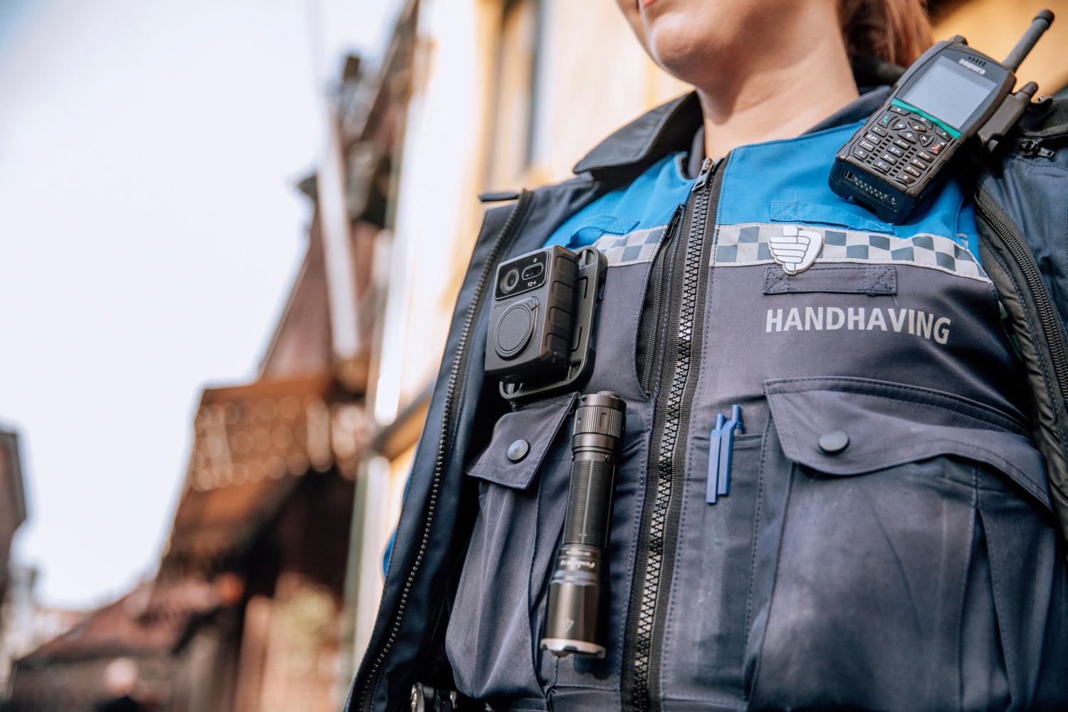 Handhaver in uniform met de bodycams