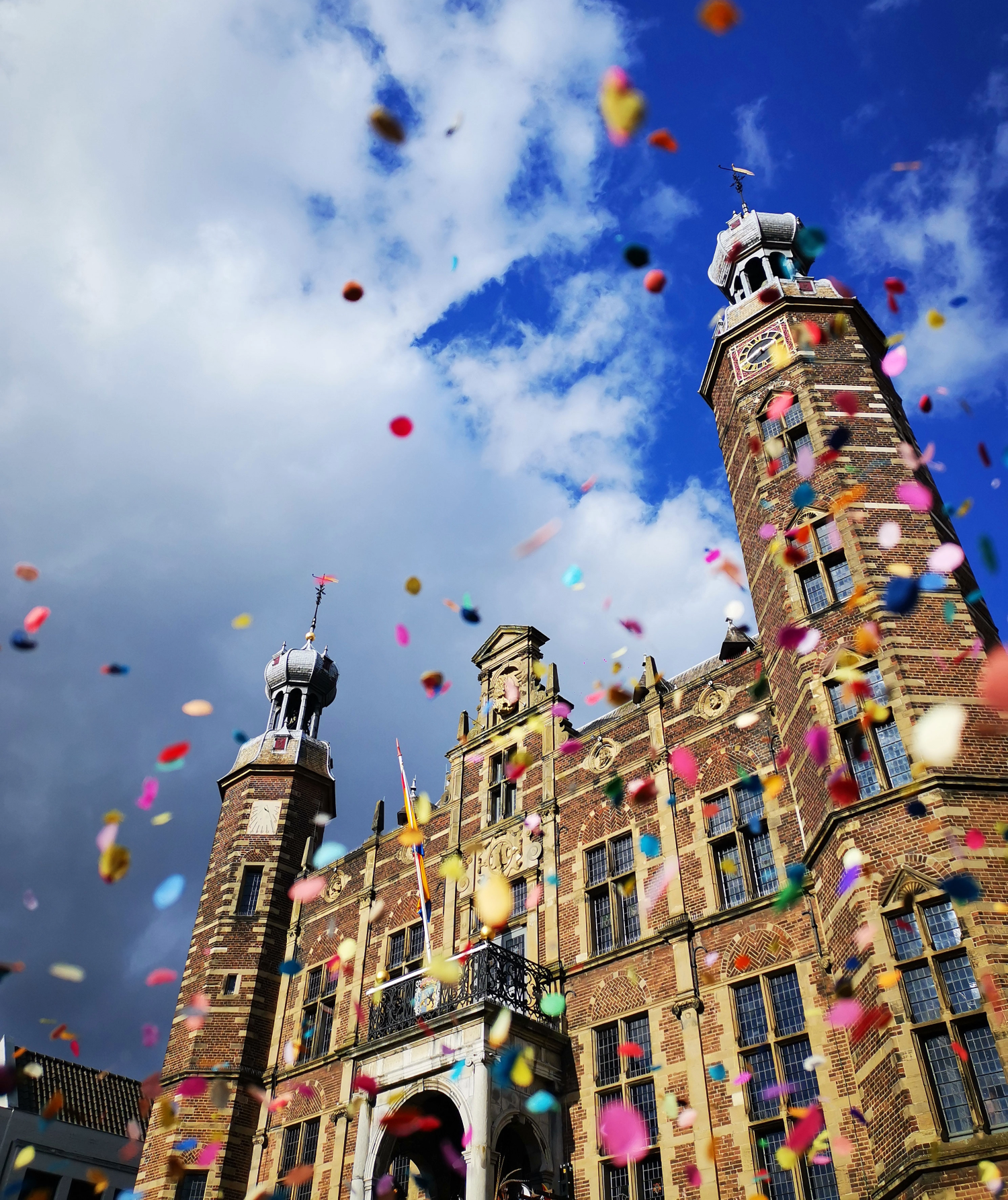 stadhuis venlo met confetti