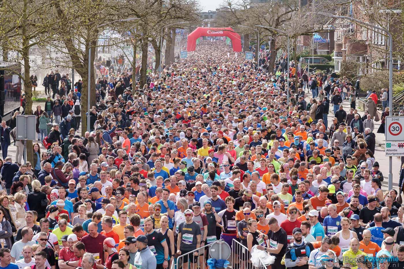 Lopers aan de start van de Venloop
