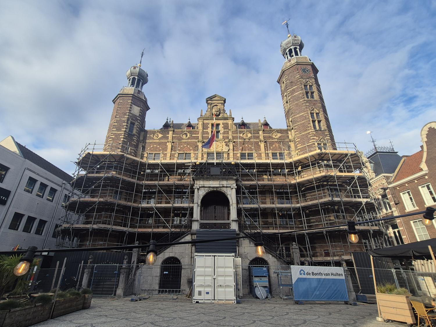 stadhuis van venlo in de steigers