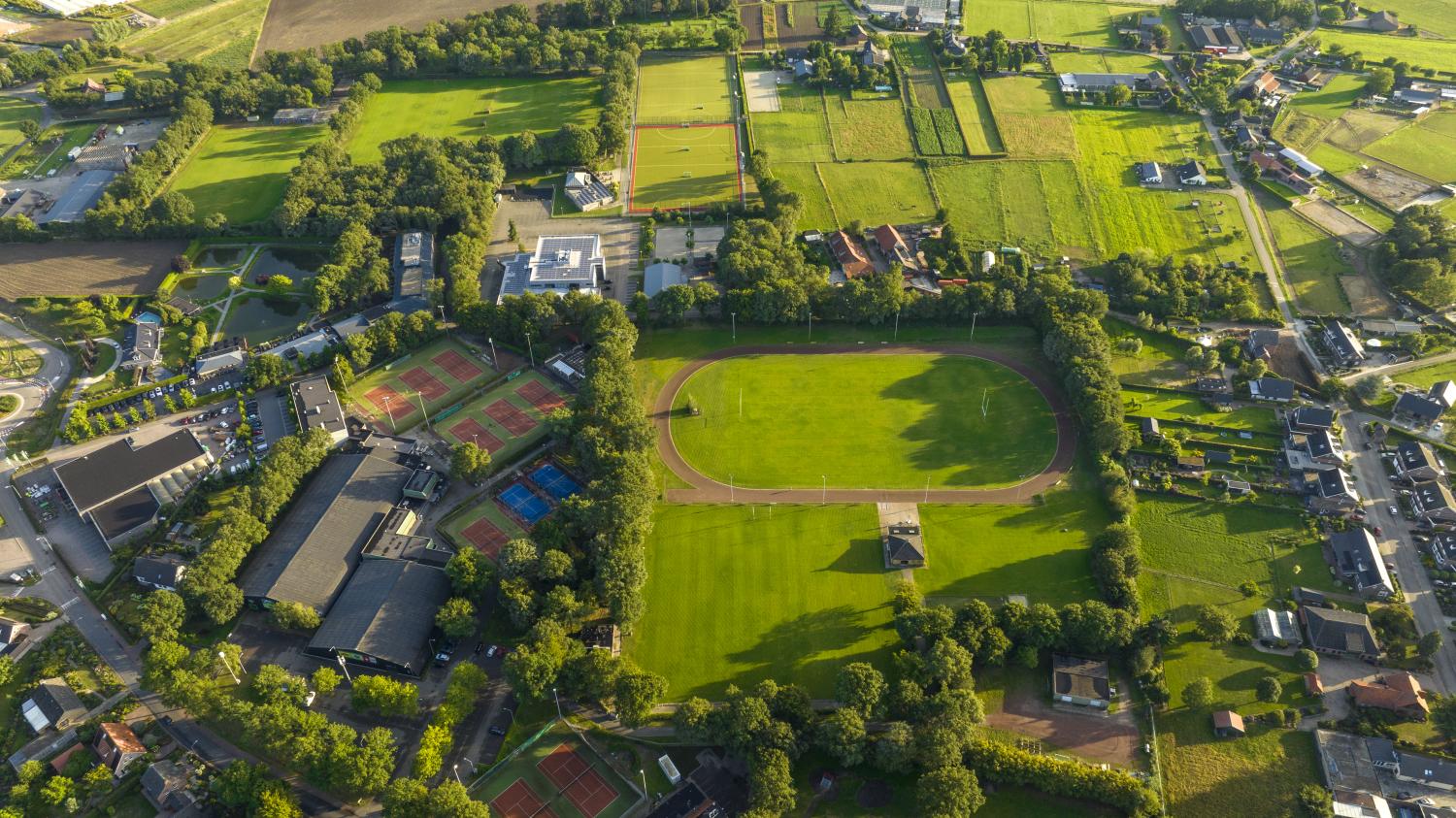 Luchtfoto van een sportpark