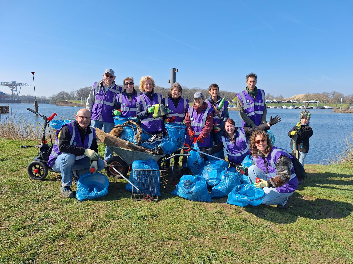 Vrijwilligers tijdens de Maas Cleanup 