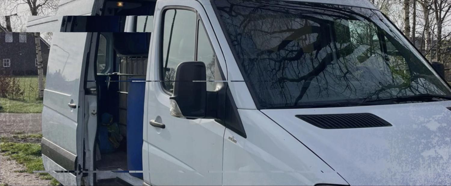 Een busje met drugsafval erin