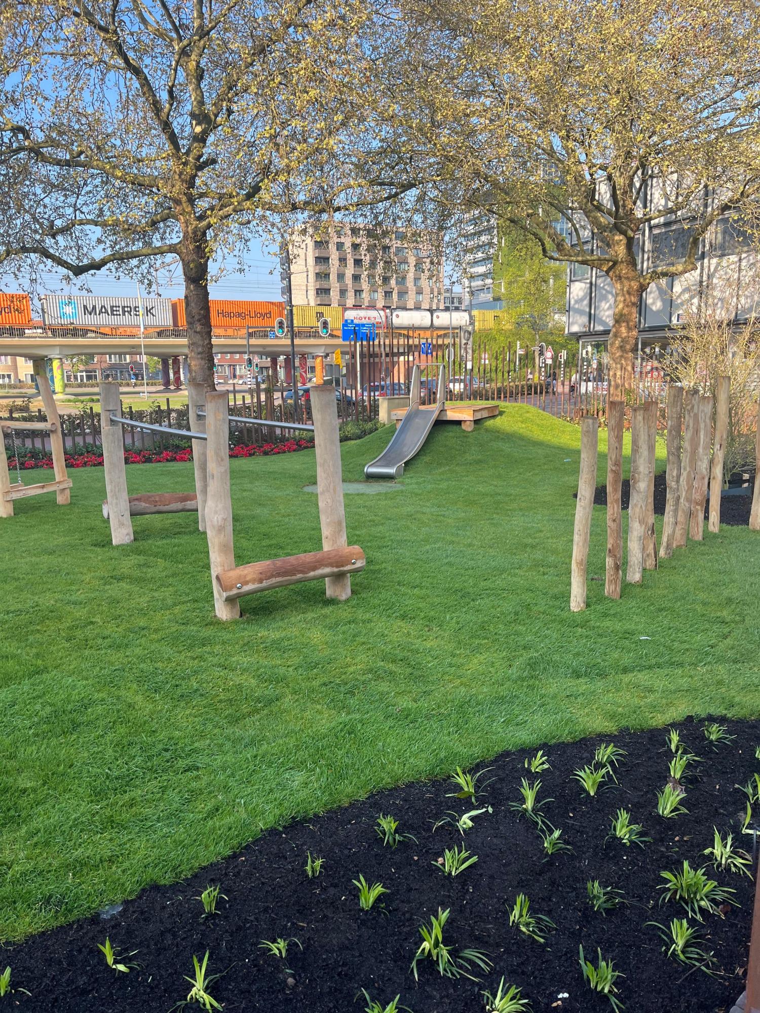Speeltoestellen op de nieuwe speelplek op het Flujasplein