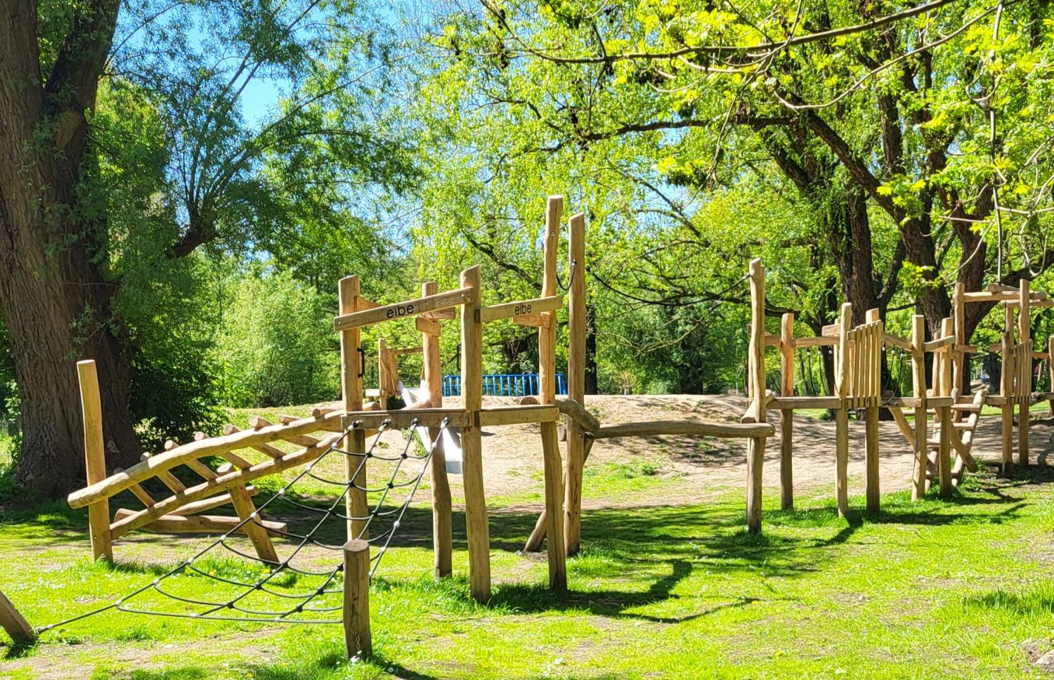 Speeltoestellen in een park