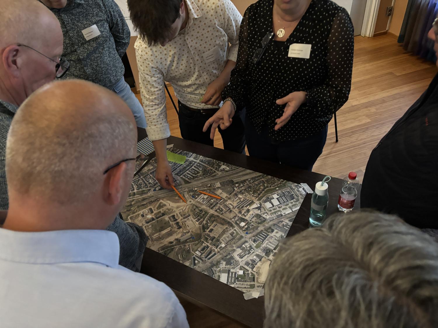 De plannen worden besproken voor de vernieuwing van de Kazernestraat tijdens een bijeenkomst