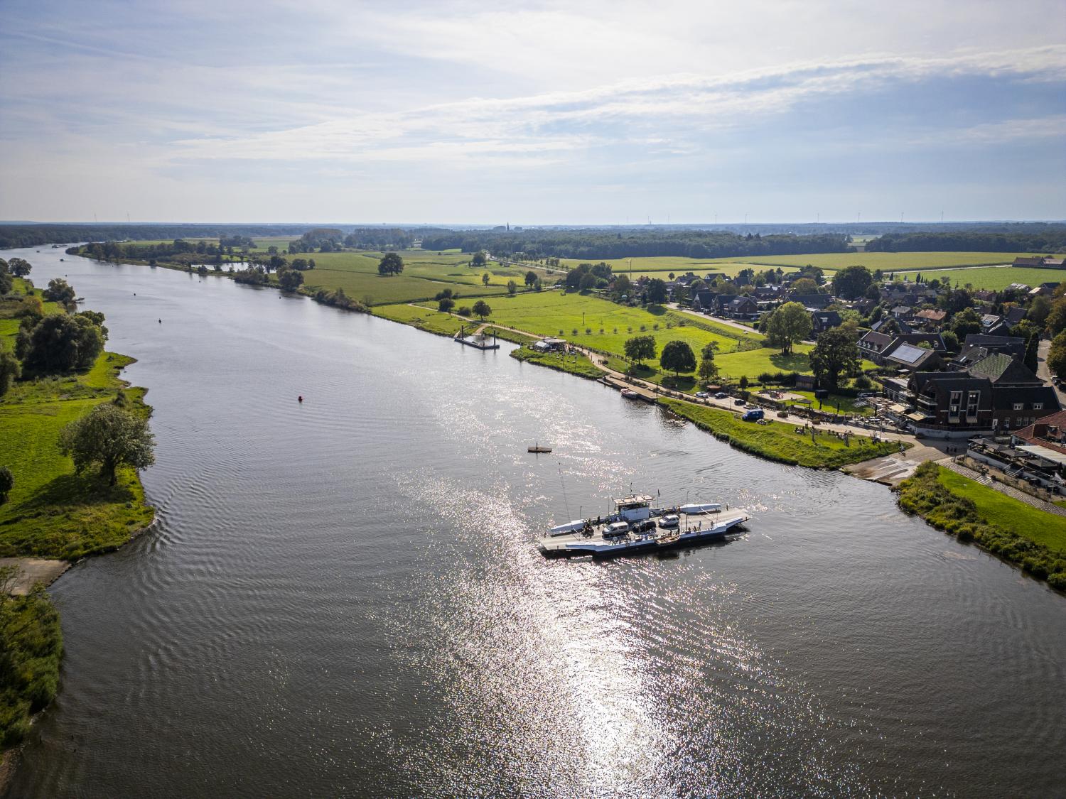 Een veerpond op het water