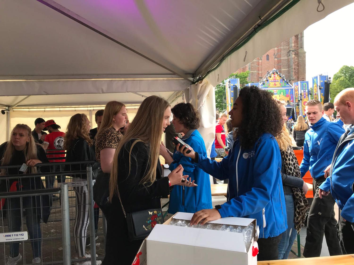 een blaastest wordt afgenomen tijdens een festival