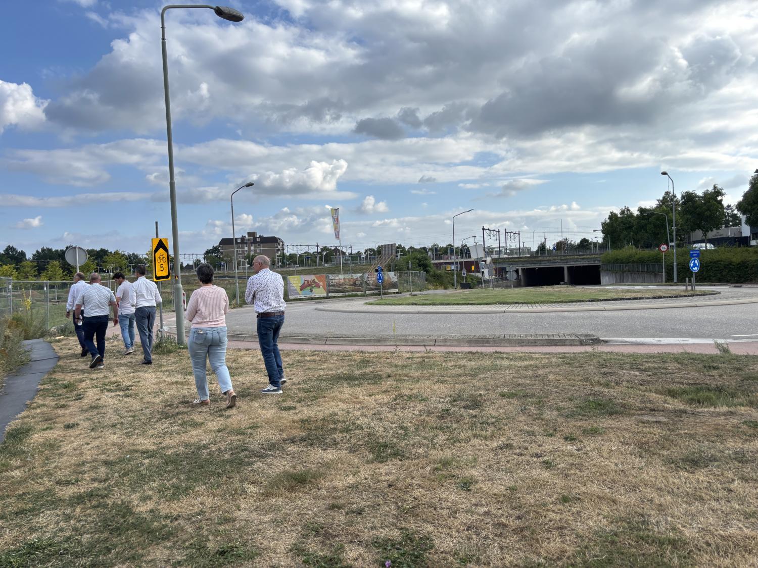 een groep mensen die loopt over de kazernestraat