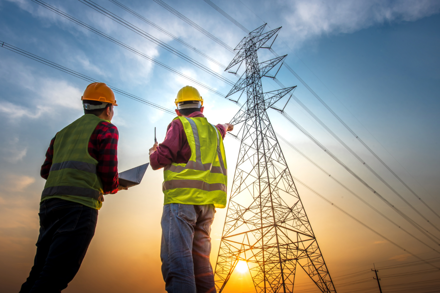 twee werklui die kijken naar een elektriciteitsmast