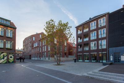 Kwietheuvel Helschriksel, rode gebouwen aan pleintje