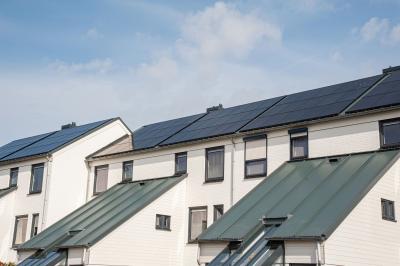 Witte huizen met zonnepanelen op daken