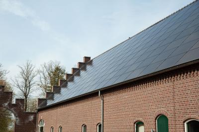 Boerderij dak met zonnepanelen